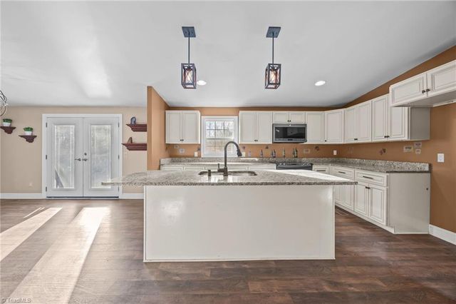 950 Waggoner Neal Road, Walkertown, NC 27051