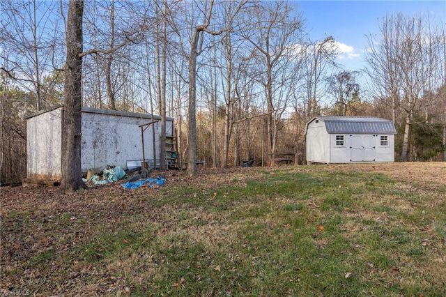 950 Waggoner Neal Road, Walkertown, NC 27051