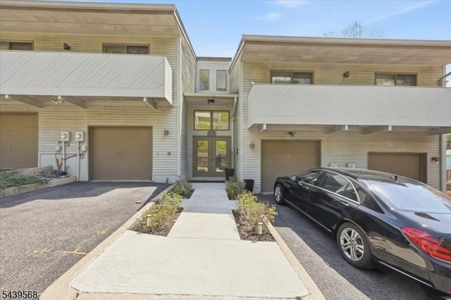 52 Adams Ter, Clifton City, NJ 07013