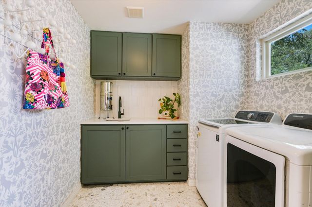 1600 Larkwood DR, Austin, TX 78723