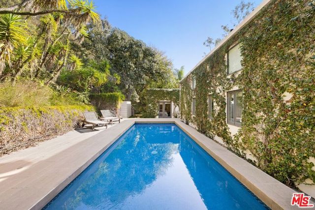 10549 Rocca Place, Los Angeles, CA 90077