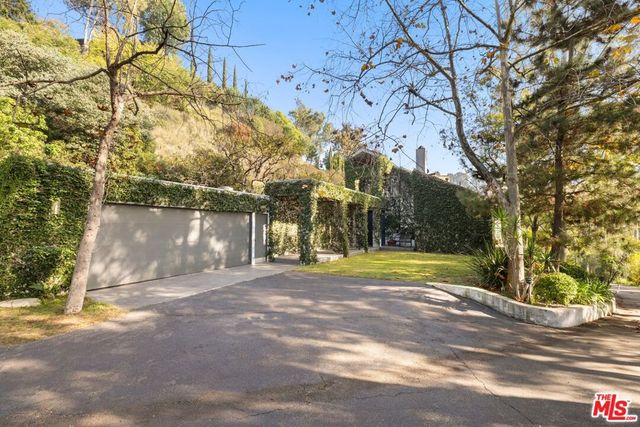 10549 Rocca Place, Los Angeles, CA 90077