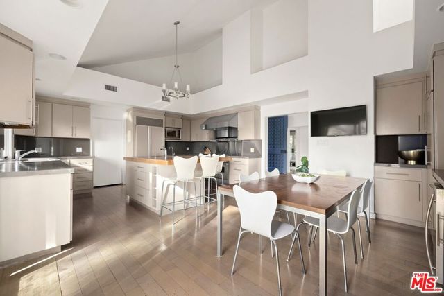 10549 Rocca Place, Los Angeles, CA 90077