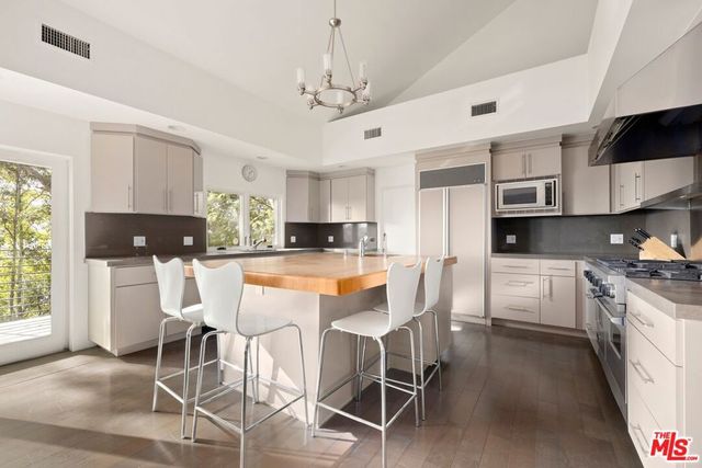 10549 Rocca Place, Los Angeles, CA 90077