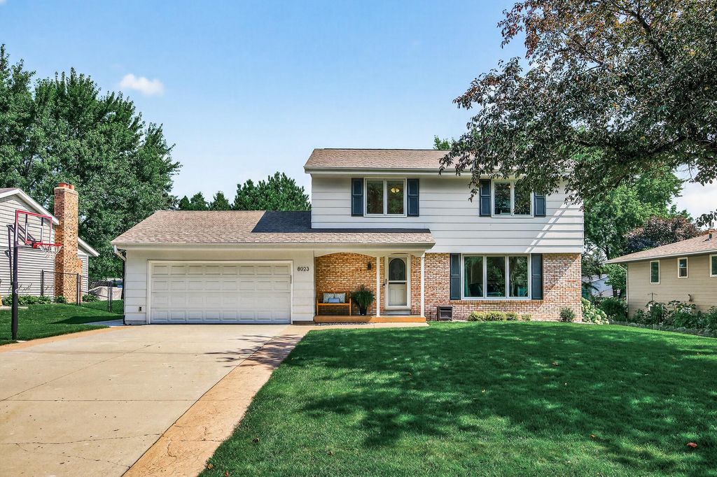 8023 Dakota Avenue, Chanhassen, MN 55317