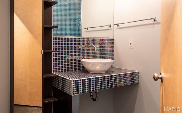 2401 S 12th 203, St Louis, MO 63104