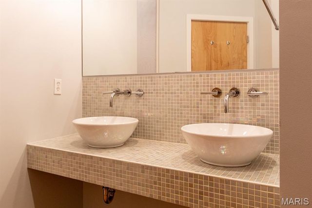 2401 S 12th 203, St Louis, MO 63104