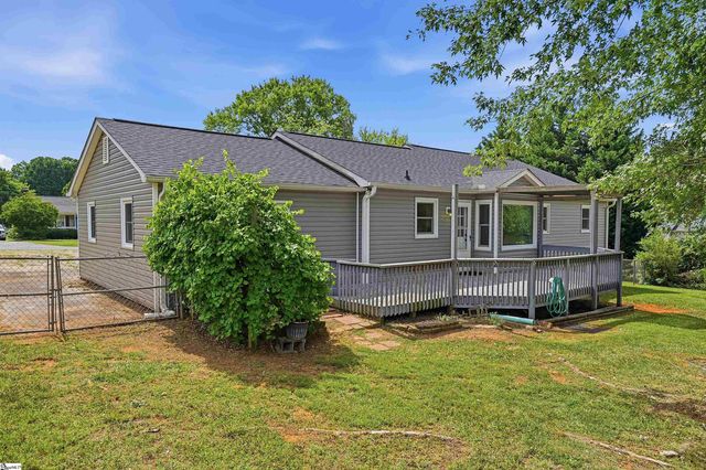 303 Jamie Court, Boiling Springs, SC 29316