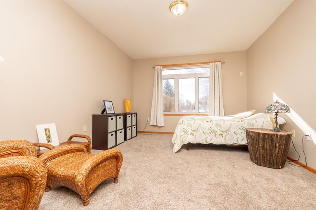 1242 Crystal Place E, Chaska, MN 55318