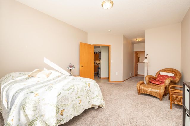 1242 Crystal Place E, Chaska, MN 55318