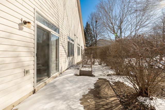 1242 Crystal Place E, Chaska, MN 55318