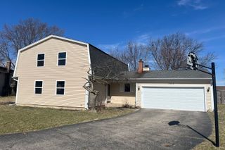 1260 W New Britton Drive, Hoffman Estates, IL 60192