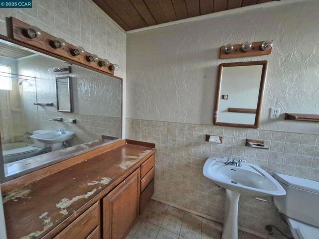 3135 Alta Mira Dr, Richmond, CA 94806