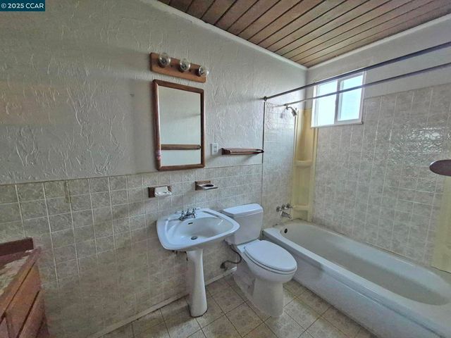 3135 Alta Mira Dr, Richmond, CA 94806