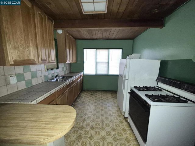 3135 Alta Mira Dr, Richmond, CA 94806