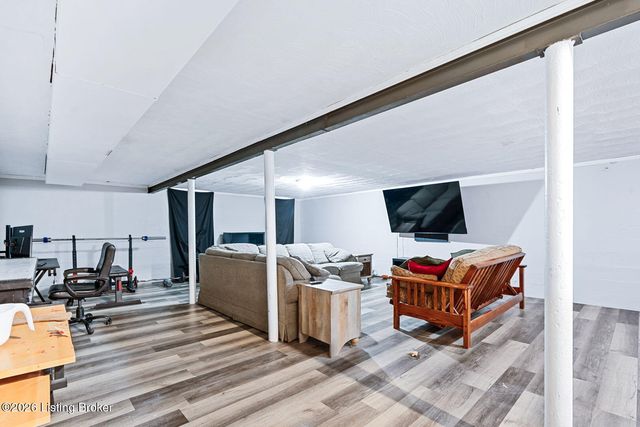 8518 Smithton Rd, Louisville, KY 40219