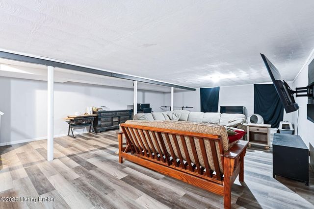 8518 Smithton Rd, Louisville, KY 40219