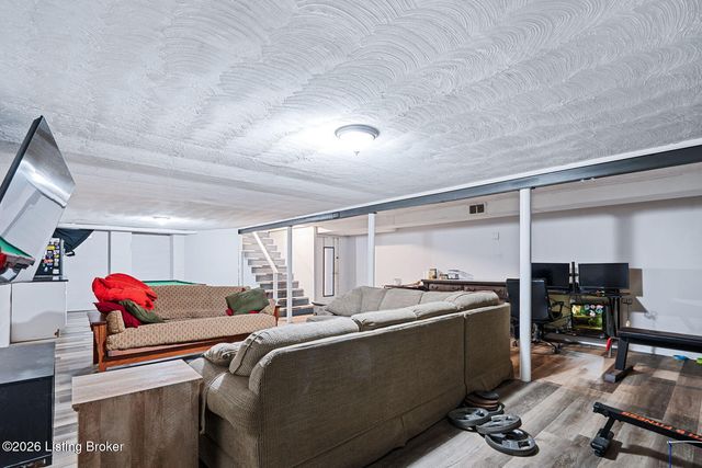 8518 Smithton Rd, Louisville, KY 40219