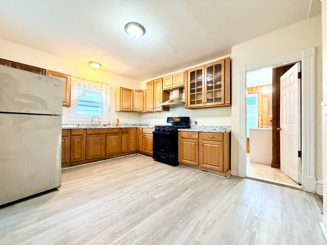 604 Westford St 2, Lowell, MA 01851