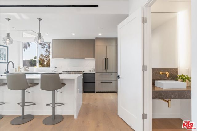 7150 Willoughby Avenue, Los Angeles, CA 90046