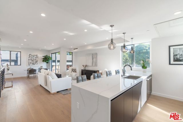 7150 Willoughby Avenue, Los Angeles, CA 90046