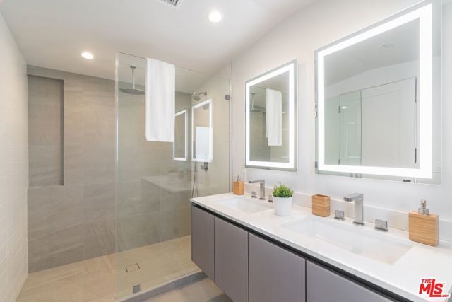 7150 Willoughby Avenue, Los Angeles, CA 90046