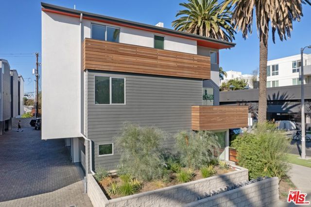 7150 Willoughby Avenue, Los Angeles, CA 90046