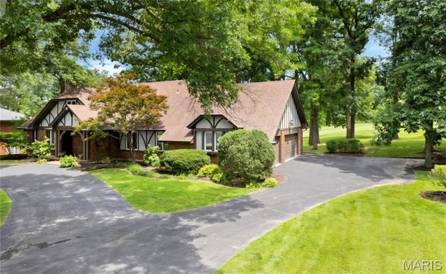 56 Meadowbrook Country Club Estate, Ballwin, MO 63011