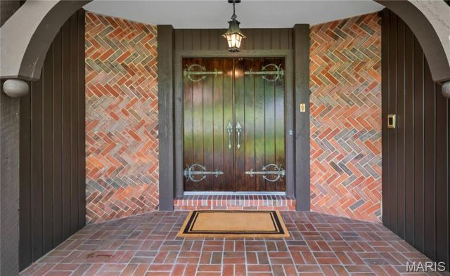 56 Meadowbrook Country Club Estate, Ballwin, MO 63011