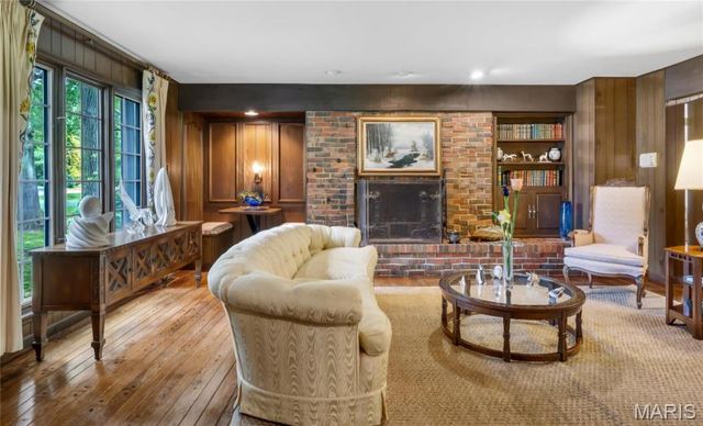 56 Meadowbrook Country Club Estate, Ballwin, MO 63011