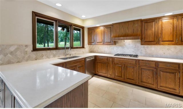 56 Meadowbrook Country Club Estate, Ballwin, MO 63011