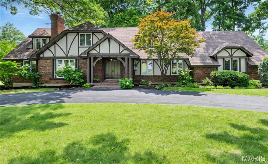 56 Meadowbrook Country Club Estate, Ballwin, MO 63011