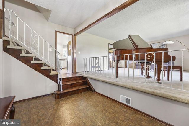 33 RAY DWIER DR, Hamilton, NJ 08690