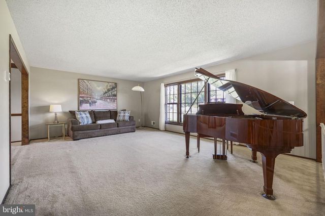 33 RAY DWIER DR, Hamilton, NJ 08690