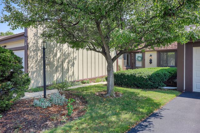 4 Sweetwood Court, Indian Head Park, IL 60525