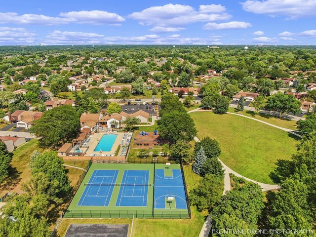 4 Sweetwood Court, Indian Head Park, IL 60525