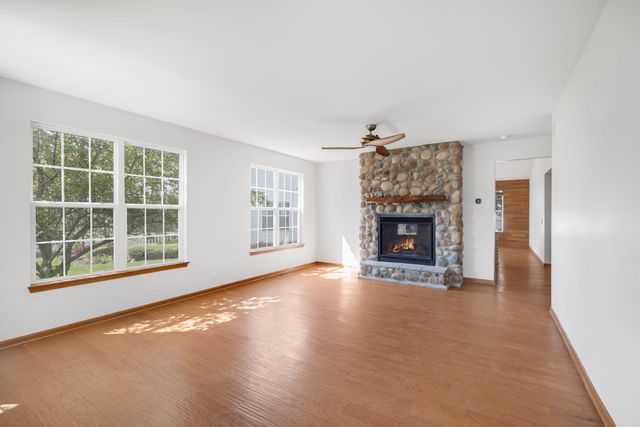 900 Scottsdale Drive, Hampshire, IL 60140