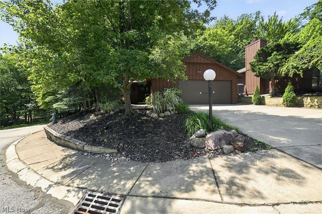 17813 Suncliff Place, Strongsville, OH 44136