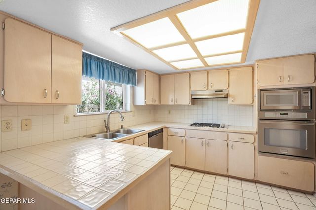 6121 VIA FORTUNA Lane, El Paso, TX 79912