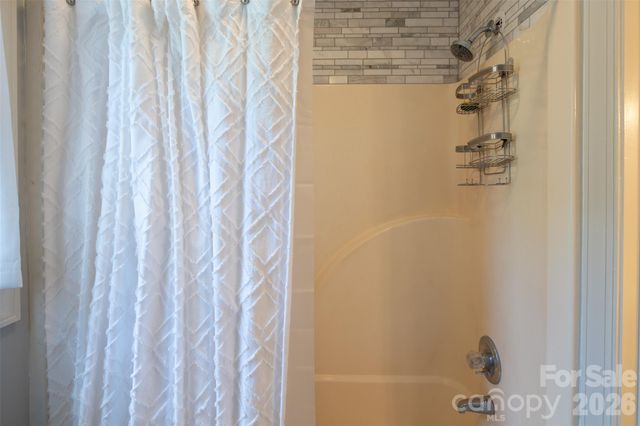 1413 Windemere Lane, Hickory, NC 28602