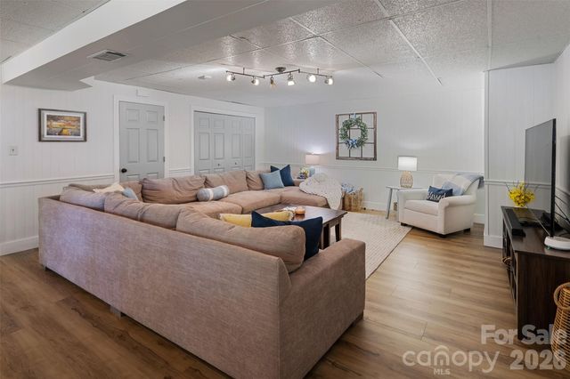 1413 Windemere Lane, Hickory, NC 28602