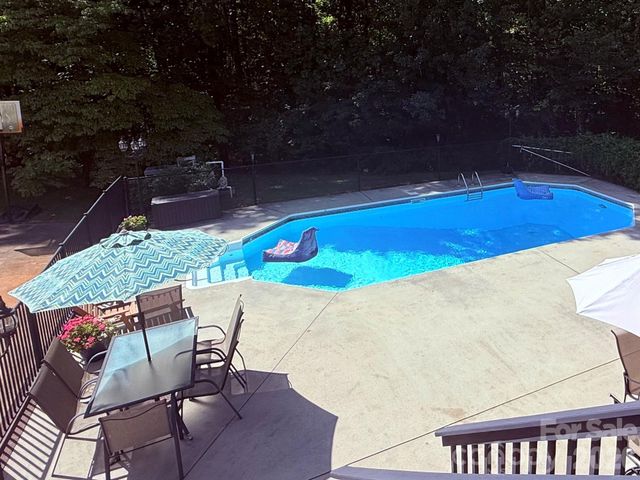 1413 Windemere Lane, Hickory, NC 28602