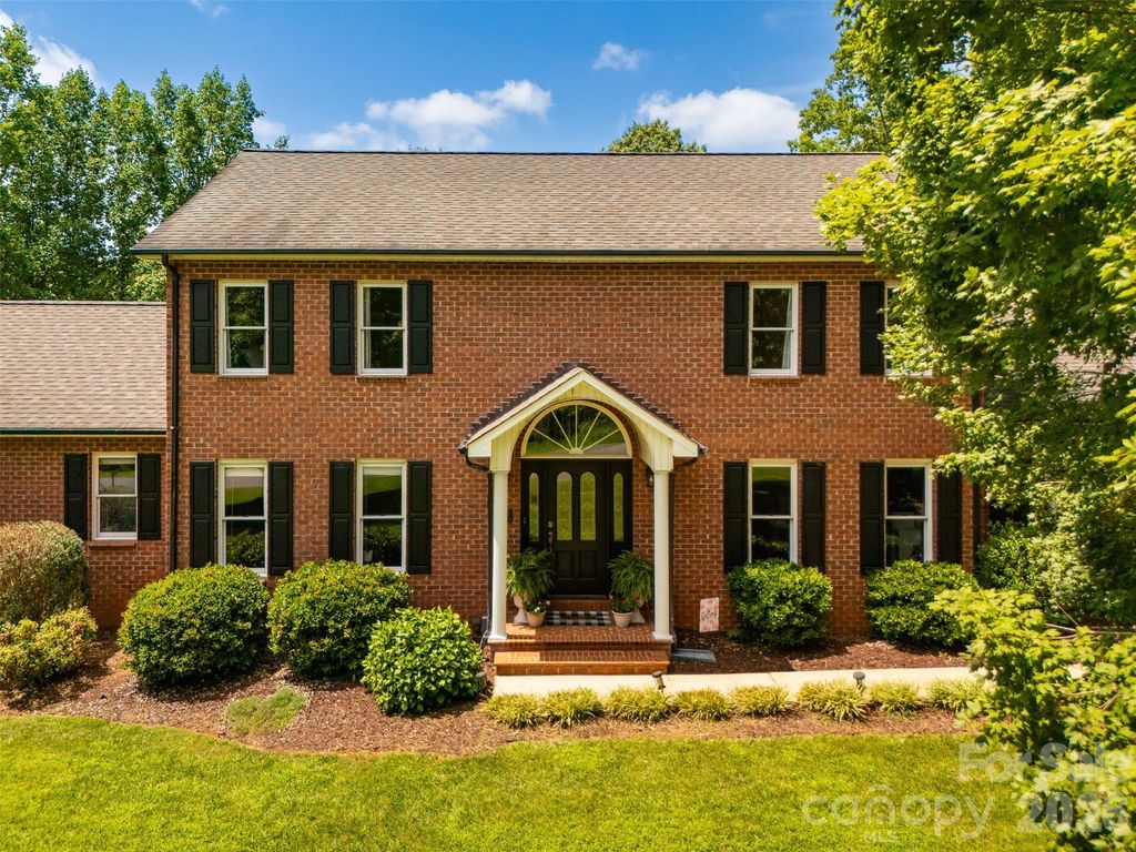 1413 Windemere Lane, Hickory, NC 28602