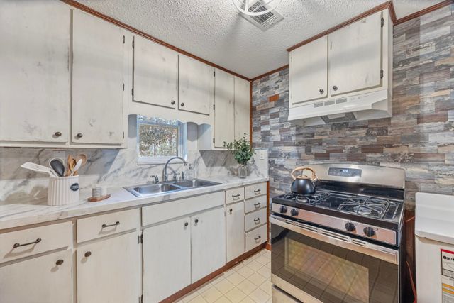 894 E Williams Avenue, Crestview, FL 32539