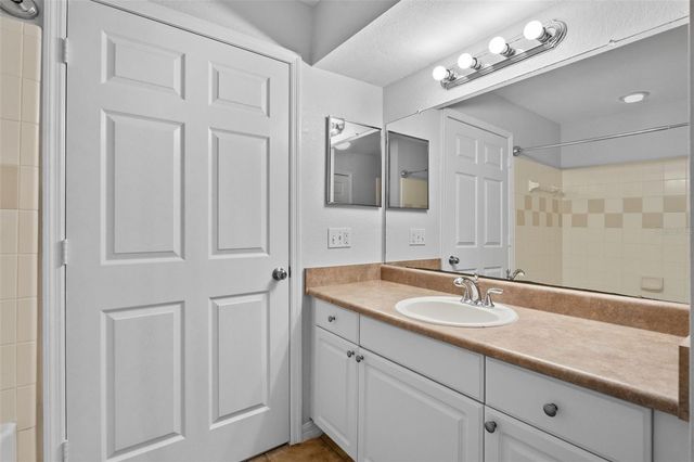 5611 BIDWELL PARKWAY 204, Sarasota, FL 34233