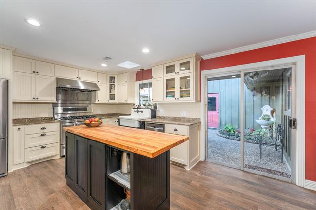 135 Woodhaven Lane, Taylor Lake Village, TX 77586