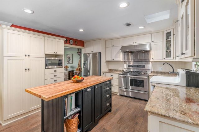 135 Woodhaven Lane, Taylor Lake Village, TX 77586