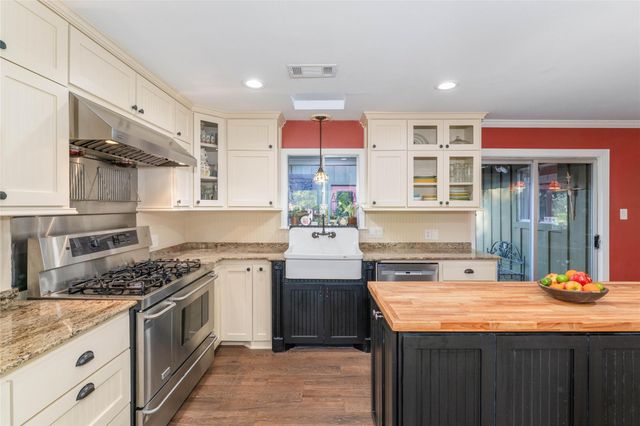 135 Woodhaven Lane, Taylor Lake Village, TX 77586