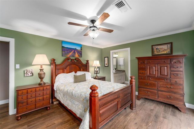 135 Woodhaven Lane, Taylor Lake Village, TX 77586