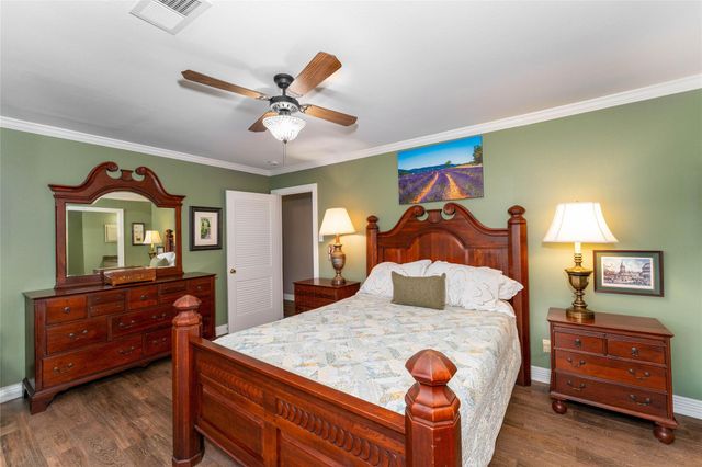 135 Woodhaven Lane, Taylor Lake Village, TX 77586